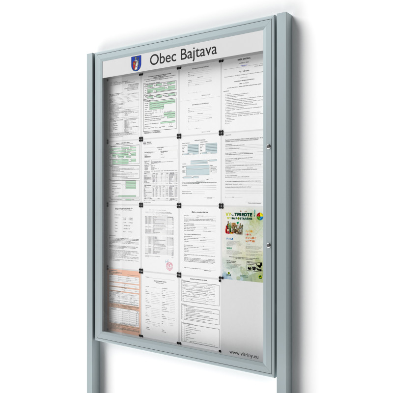 Uzamykateľná informačná vitrína 16xA4 SIDE50 s nápisom a stĺpikmi