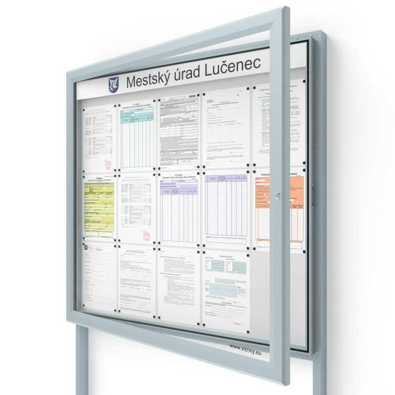 Vonkajšia informačná vitrína 15xA4 SIDE60 s nápisom a stĺpikmi