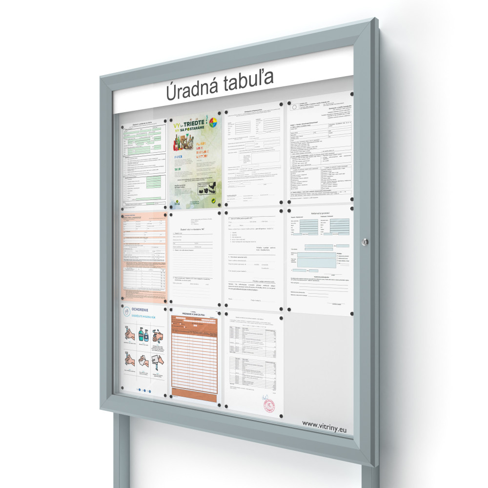 Vonkajšia informačná vitrína 12xA4 SIDE60 s nápisom a stĺpikmi