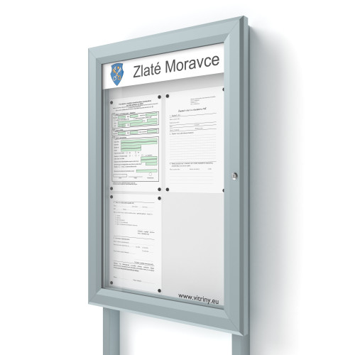 Vonkajšia informačná vitrína 4xA4 SIDE60 s nápisom a stĺpikmi 