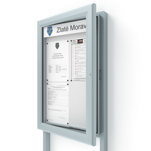 Vonkajšia informačná vitrína 4xA4 SIDE60 s nápisom a stĺpikmi 