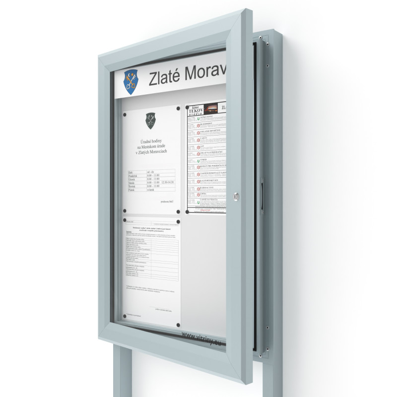 Vonkajšia informačná vitrína 4xA4 SIDE60 s nápisom a stĺpikmi 