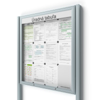Uzamykateľná informačná vitrína 12xA4 UP50 s nápisom a stĺpikmi