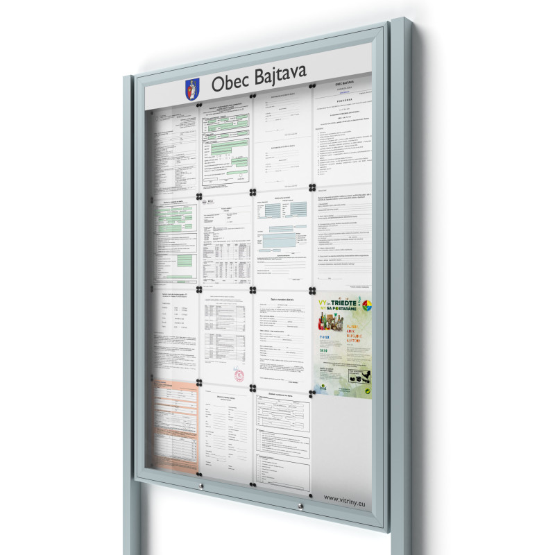 Uzamykateľná informačná vitrína 16xA4 UP50 s nápisom a stĺpikmi