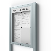 Uzamykateľná informačná vitrína 4xA4 UP50 s nápisom a stĺpikmi