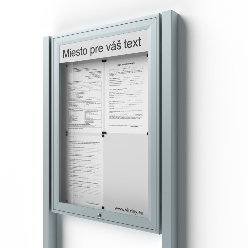 Uzamykateľná informačná vitrína 4xA4 UP50 s nápisom a stĺpikmi