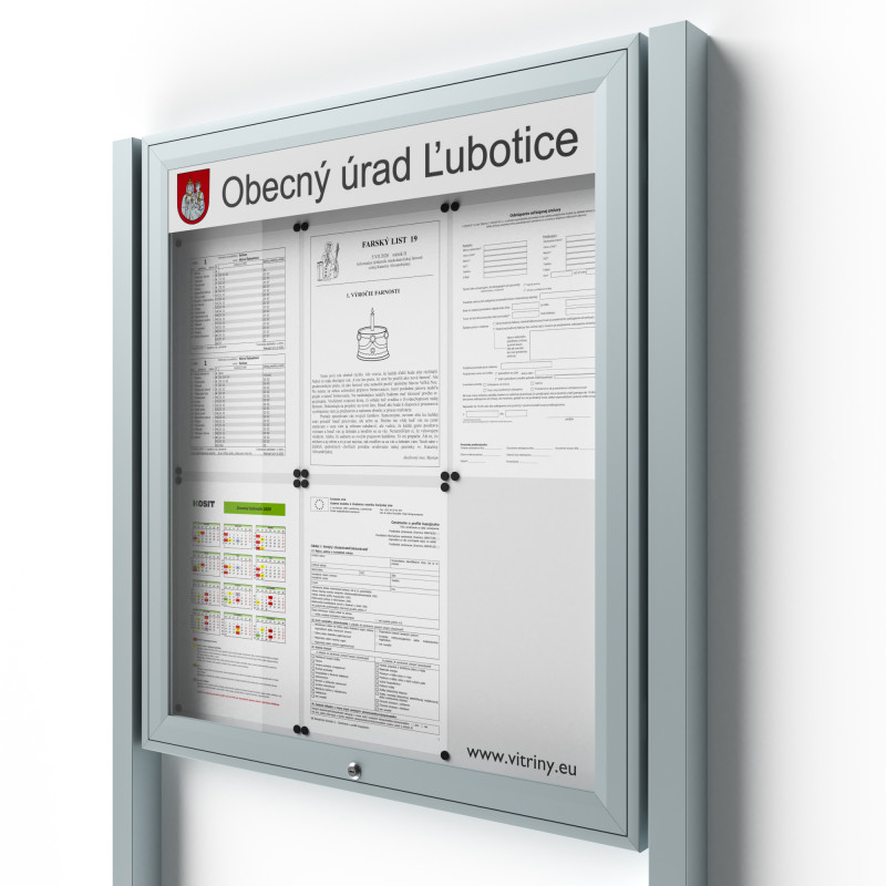 Uzamykateľná informačná vitrína 6xA4 UP50 s nápisom a stĺpikmi