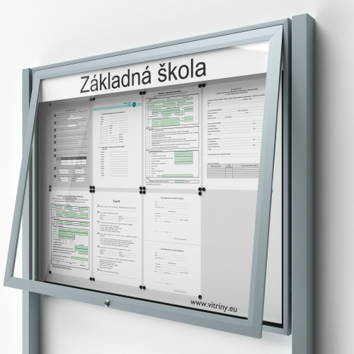 Uzamykateľná informačná vitrína 8xA4 UP50 s nápisom a stĺpikmi