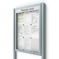 Uzamykateľná informačná vitrína 9xA4 UP50 s nápisom a stĺpikmi