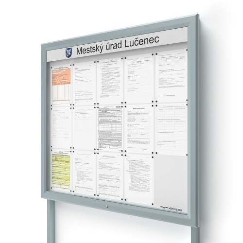 Vonkajšia informačná vitrína 15xA4 UP60 s nápisom a stĺpikmi