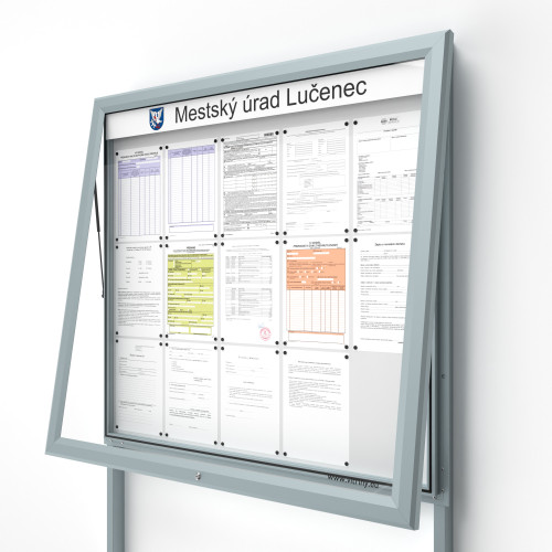Vonkajšia informačná vitrína 15xA4 UP60 s nápisom a stĺpikmi