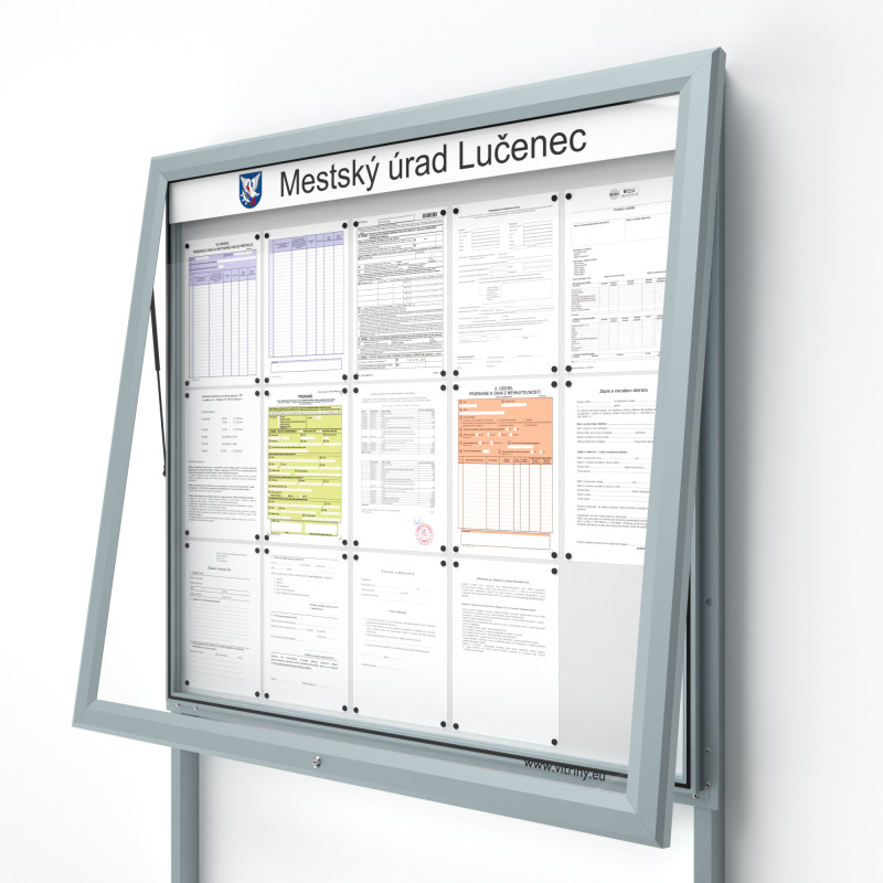 Vonkajšia informačná vitrína 15xA4 UP60 s nápisom a stĺpikmi