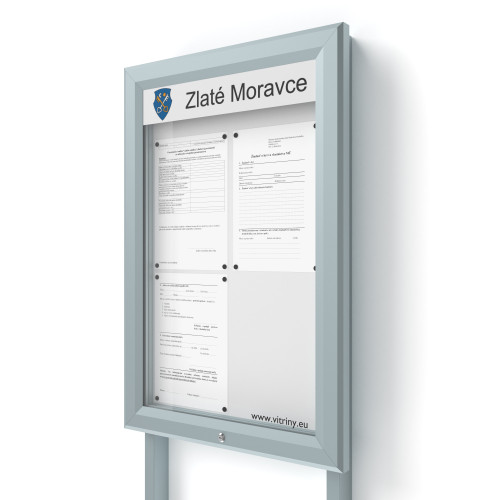 Vonkajšia informačná vitrína 4xA4 UP60 s nápisom a stĺpikmi