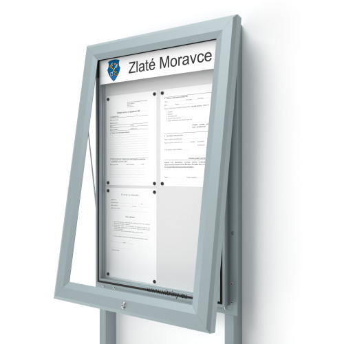 Vonkajšia informačná vitrína 4xA4 UP60 s nápisom a stĺpikmi