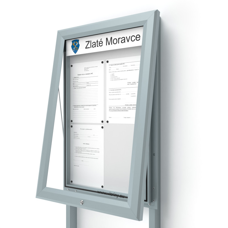 Vonkajšia informačná vitrína 4xA4 UP60 s nápisom a stĺpikmi