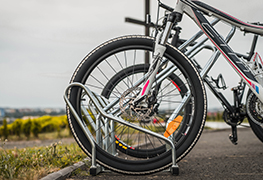 Stojan na bicykle ALFA s rámom je vyrobený aby bicykel nepoškodil a čo najlepšie ochránil pred zlodejmi. Tieto dve funkcie s neho robia kvalitný stojan za rozumnú cenu. Konštrukcia parkovacieho miesta je tvarovaná tak že pri zasunutí predného kolesa bicykla do stojana nedošlo ku kontaktu s brzdovým kotúčom a následného ohnutia. Tento detail tvarovania stojana je veľmi dôležitý a vo väčšine konkurenčných stojanov dochádza k ohnutiu brzdového kotúča pri parkovaní bicykla. Ďalším dôležitým prvkom v stojane je dodatočný vyvýšený rám tzv. obluk ktorý slúži na uzamykanie rámu bicykla a obidvoch kolies súčasne. Tieto dve funkcie robia zo stojana alfa s rámom druhý najlepší stojan na bicykle s montážou na zem v našej ponuke. Prémiový stojan je vhodný pre všetky typy bicyklov a elektro bicyklov
