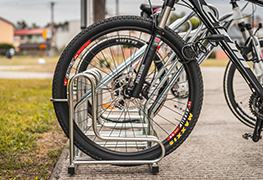 Stojan na bicykle IQ s oporným rámom zaradujeme do top prémiových stojanov na slovenskom a českom trhu. A čo z neho robí prémiový cyklo stojan ? Tvarovaná konštrukcia parkovacieho miesta stojana umožňuje zaparkovať bicykel predným prípadne zadným kolesom. Cyklistom umožňuje v stojane parkovať každý druhý bicykel obrátene. Stojan zároveň nepoškodzuje bicykle s kotúčovou brzdou, jeho dizajnový tvar bol preto navrhnutý. Medzi jednotlivými stojanmi je rozostup 42cm čo je viac ako konkurenčné stojany na našom trhu. Nastavenie uhla parkovania na ľavú a pravú stranu si môžete nastaviť pri prvotnej montáži. Stojan na bicykle je doplnený o vyvýšený rám tzv. oporný obluk ktorý slúži na uzamykanie rámu bicykla a obidvoch kolies súčasne. Oporný rám slúži aj ako ochrana pred prevrátením bicykla. Stojan sa vyrába pre dva a viac bicyklov. 
